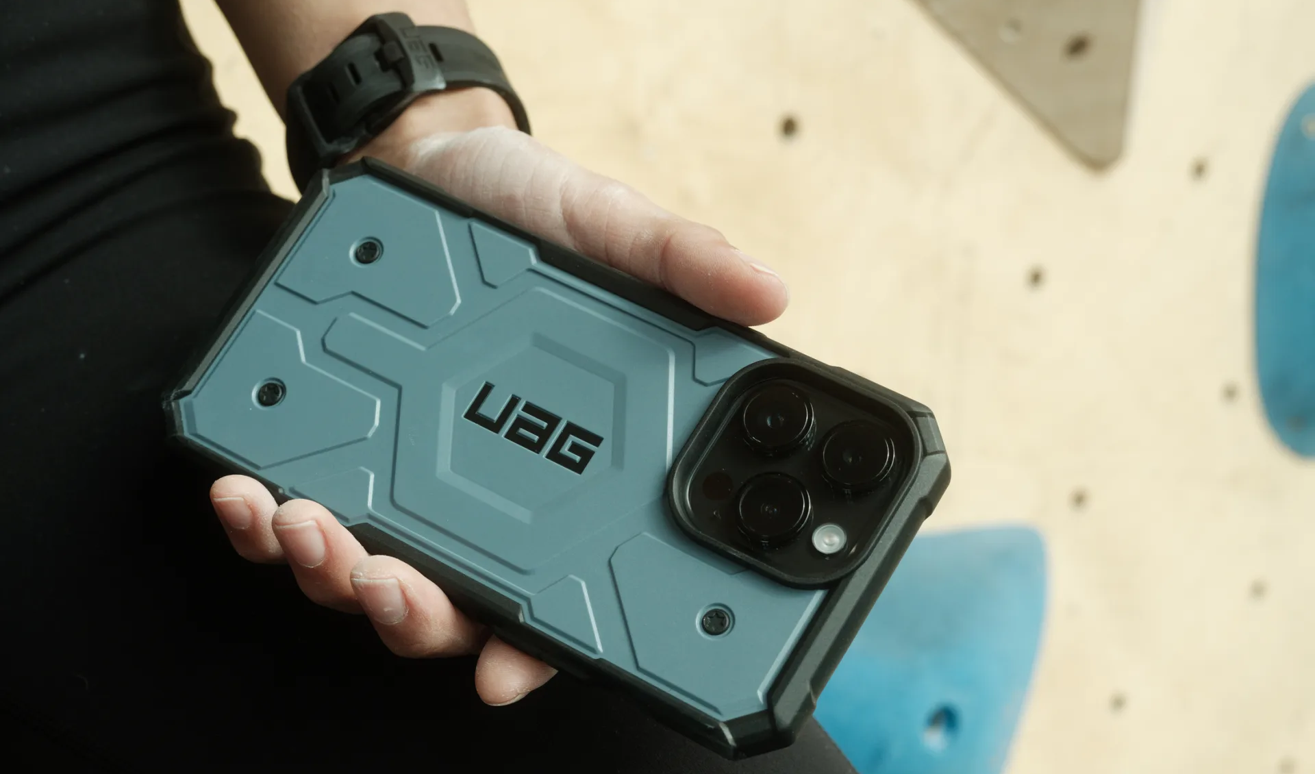 Захисний чохол для iPhone 15 Pro Max UAG Pathfinder Magsafe в руках