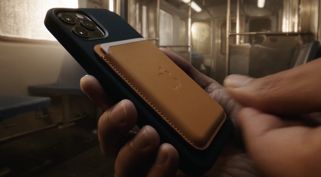 Приклад застосування Apple Wallet разом зі шкіряним чохлом Apple Leather Case для iPhone 14 Pro Max