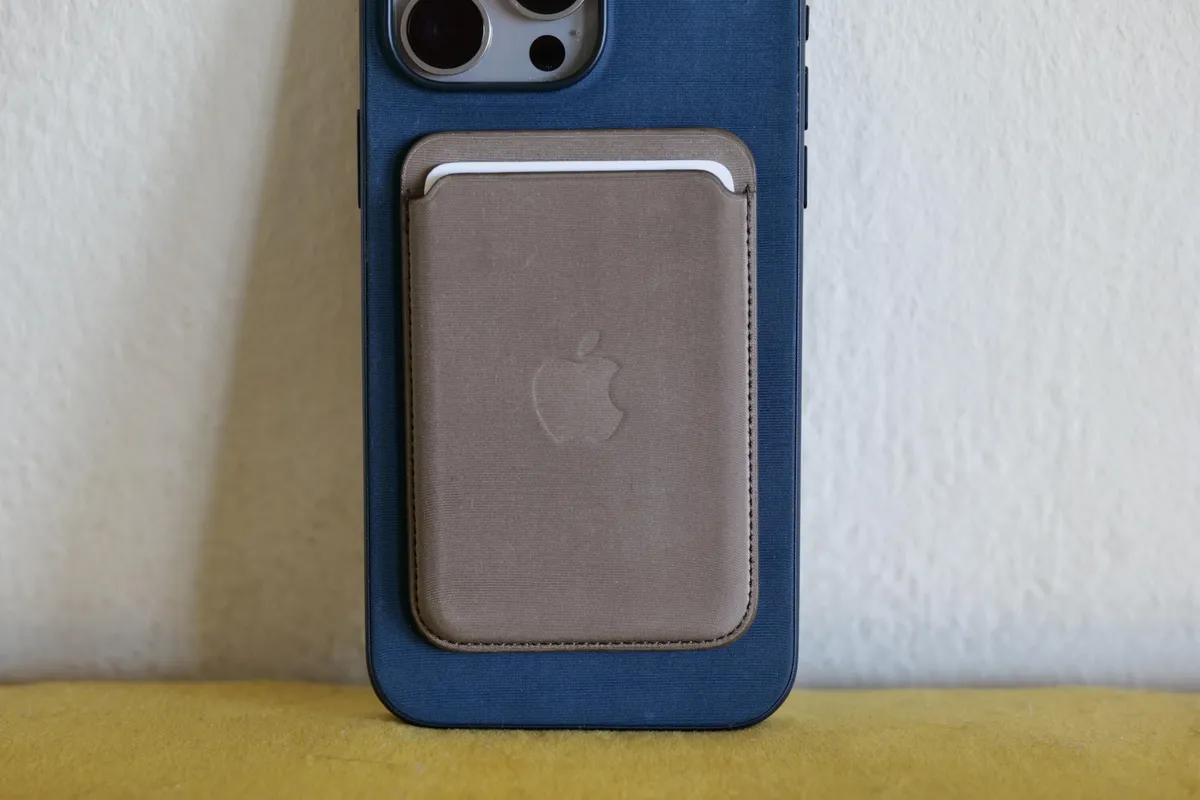 Приклад застосування Apple Wallet разом зі шкіряним чохлом Apple Leather Case для iPhone 14 Pro Max